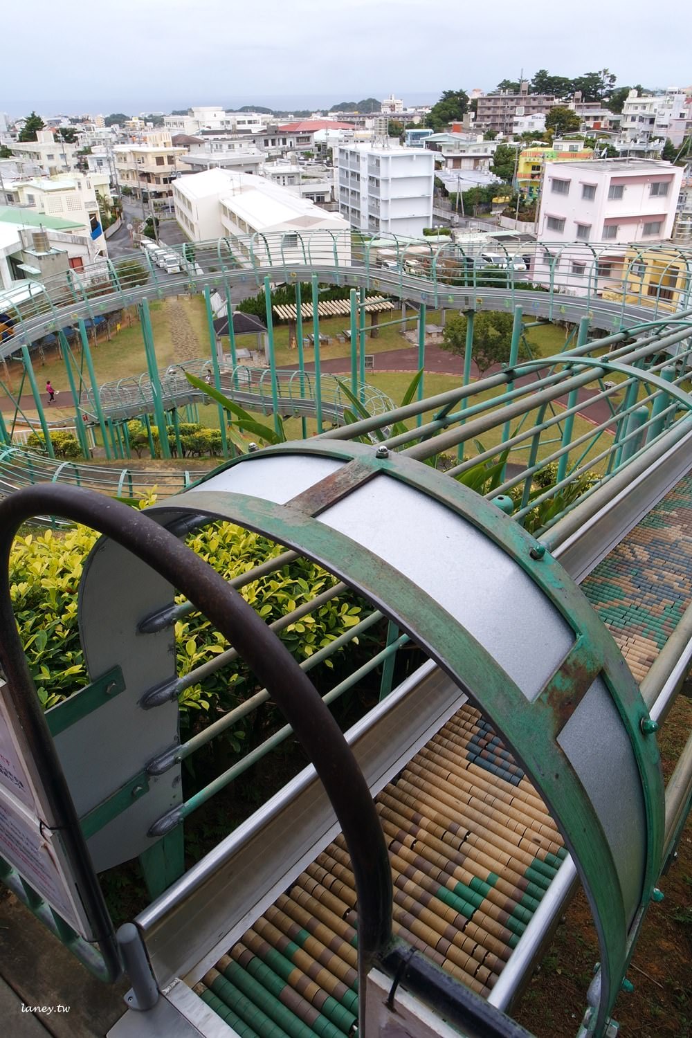 沖繩│北谷町 桃原公園 83公尺超長滾輪快速溜滑梯