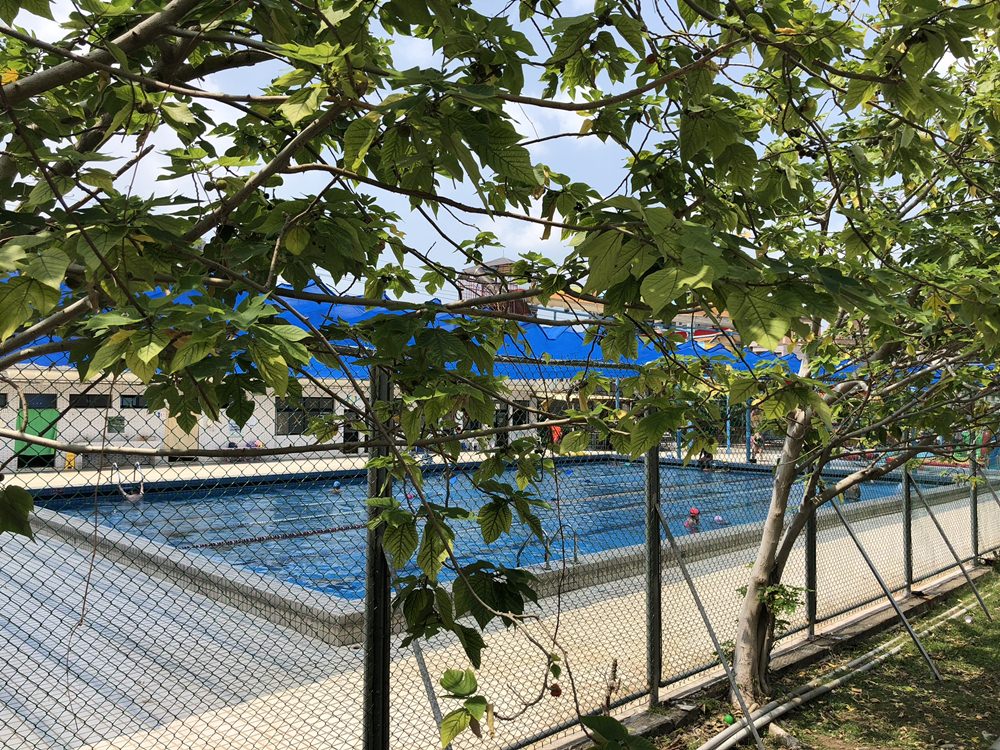台北夏天玩水│七虎游泳池 近捷運站，有遮陽棚不怕曬，360度高空滑水道、水上氣墊床，銅板價收費