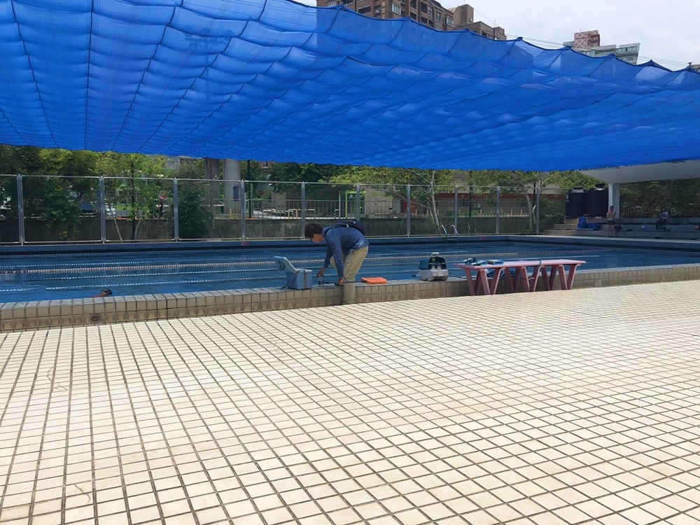台北夏天玩水│七虎游泳池 近捷運站，有遮陽棚不怕曬，360度高空滑水道、水上氣墊床，銅板價收費