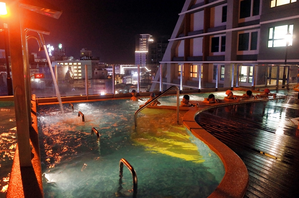 宜蘭親子飯店│礁溪兆品酒店，房間就有溫泉湯屋，發光積木、無邊際泳池、三溫暖、免費下午茶，近礁溪市區