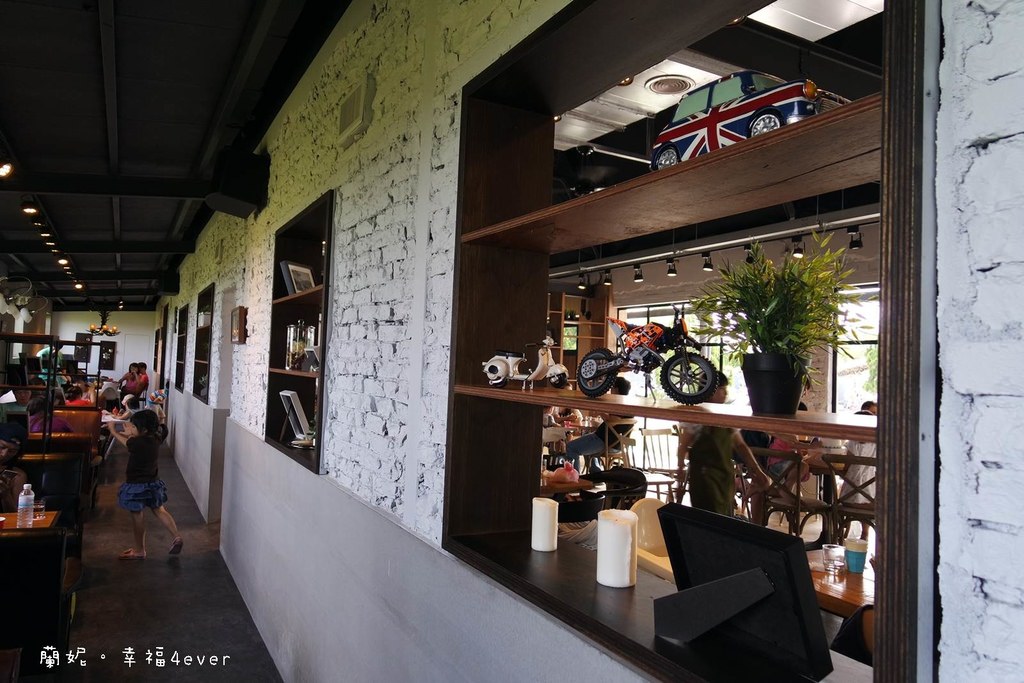 宜蘭礁溪│工業風親子餐廳-幸福時光 雙層巴士用餐區、大黑板畫畫、遊戲室、大庭院可跑跳