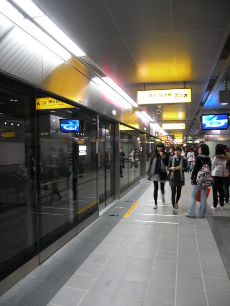 高雄捷運站好像香港的捷運站