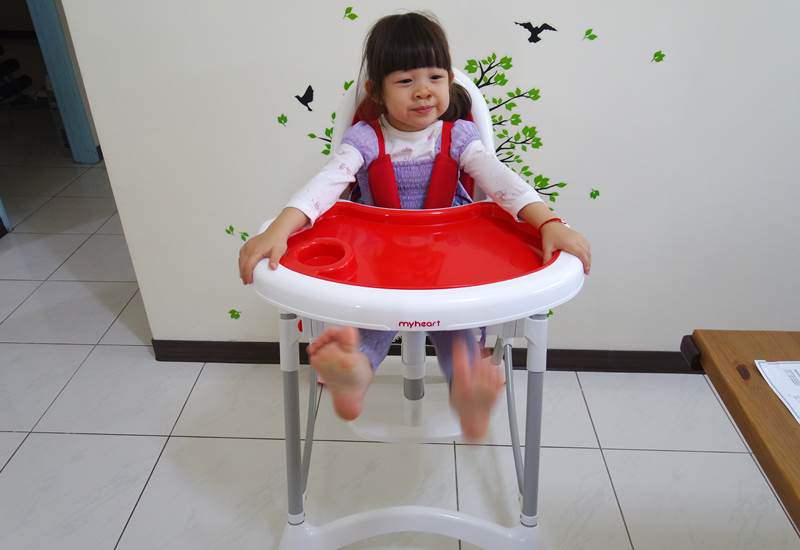 育兒好物│台灣製造 myheart折疊式兒童安全餐椅，方便收、好洗、好拆，每個小孩都能好好吃飯